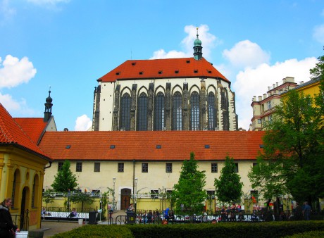 Kościół Matki Boskiej Śnieżnej otoczony ogrodem franciszkańskim jest najwyższą świątynią stolicy.